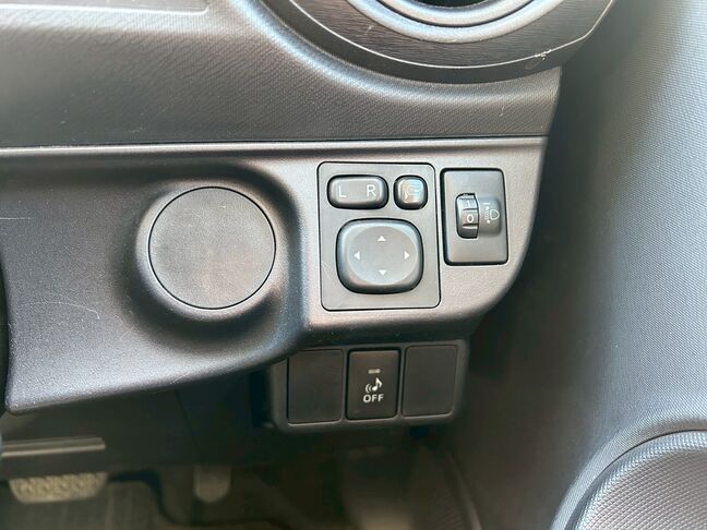 機能的なスイッチ周り！ミラー操作も簡単に行えます。【アクア】